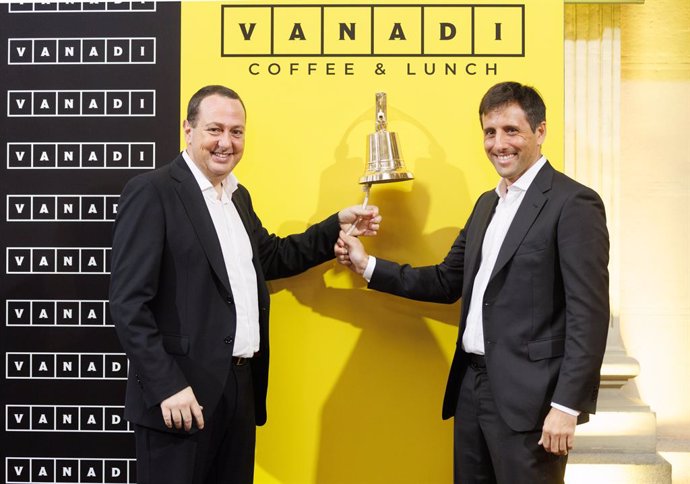 Archivo - (I-D) Los fundadores de Vanadi Coffee, Salvador Martí y Vicente Terol durante el tradicional toque de campana con motivo de su incorporación al mercado de valores BME Growth, en el Palacio de la Bolsa, a 20 de julio de 2023, en Madrid (España).