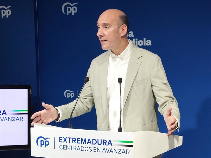El portavoz del PP de Extremadura, José Ángel Sánchez Juliá, en una rueda de prensa en Mérida.