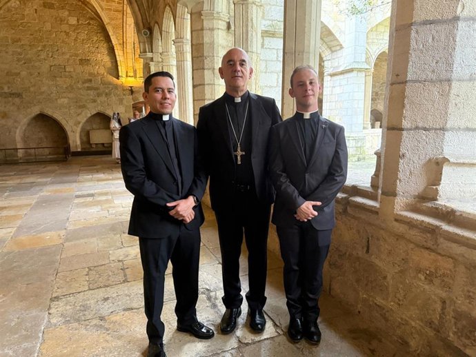 El obispo de Santander ordena a dos nuevos diáconos para la Diócesis