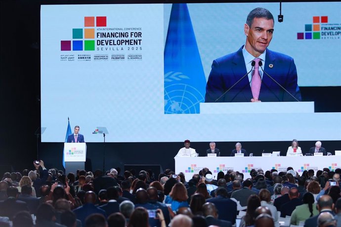 O Presidente do Governo, Pedro Sánchez, durante a sessão plenária inaugural da Conferência Internacional das Nações Unidas sobre Financiamento para o Desenvolvimento, em Sevilha.