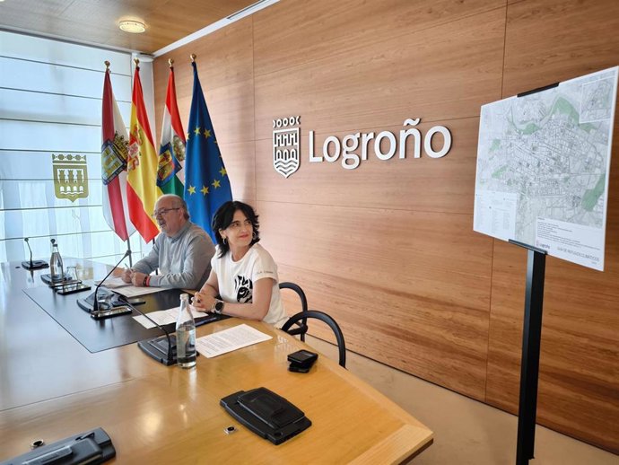 Los concejales de Medio Ambiente y de Servicios Socilales, Jesús López y Patricia Sainz,en comparecencia de prensa