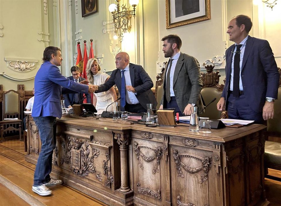 El concejal de VTLP Jonathan Racionero se despide del alcalde de Valladolid, Jesús Julio Carnero, tras hacer efectiva su renuncia al acta.