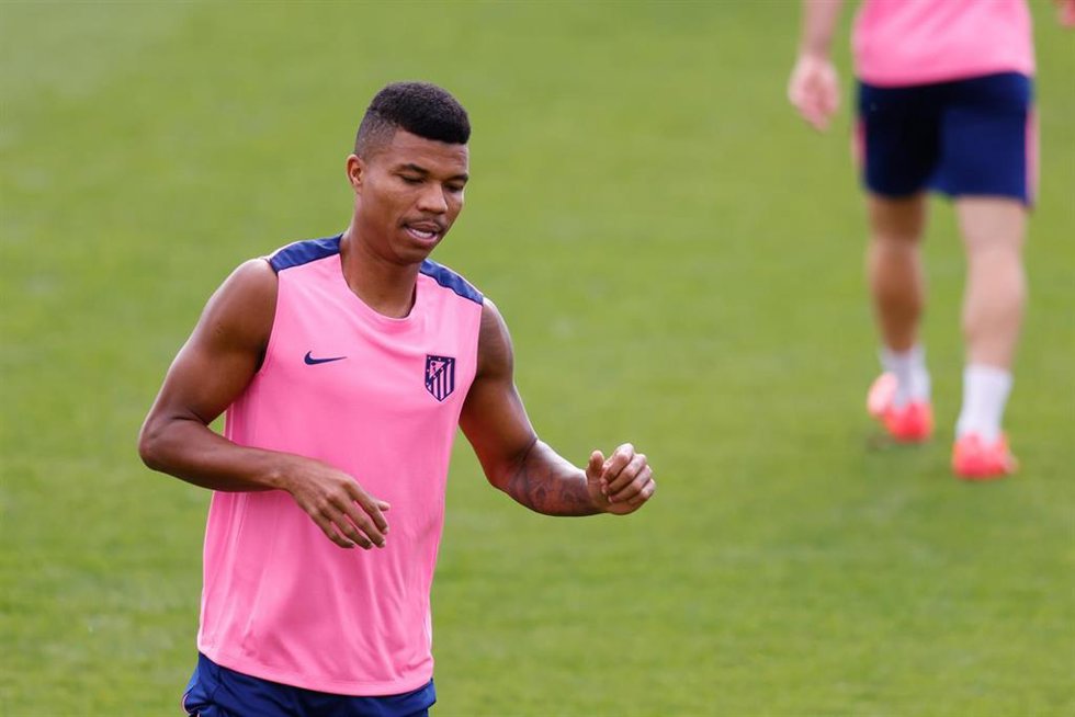 Archivo - El defensa mozambiqueño Reinildo Mandava, durante un entrenamiento con el Atlético de Madrid.