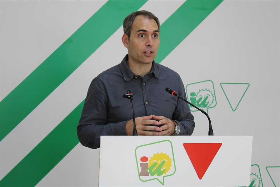 El coordinador general de IU Andalucía y diputado en el Congreso, Toni Valero, en rueda de prensa en Málaga