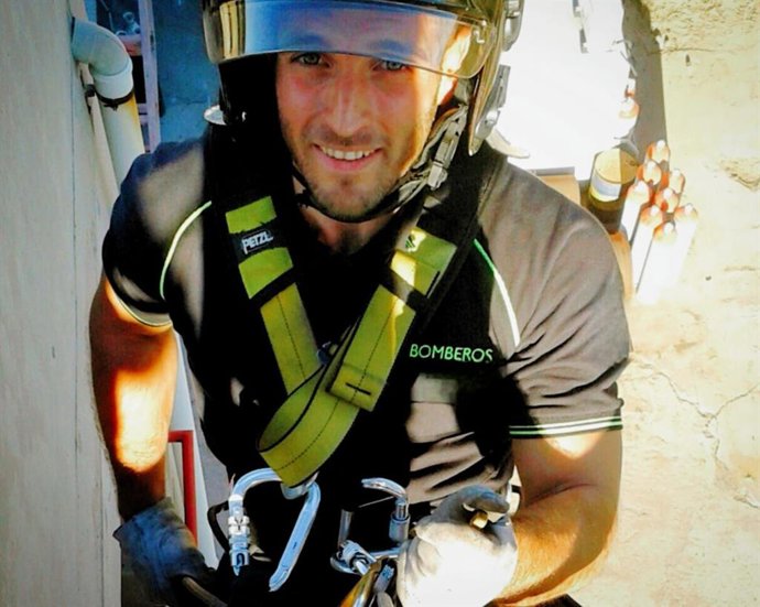 Ian Garzón, bombero y psicólogo