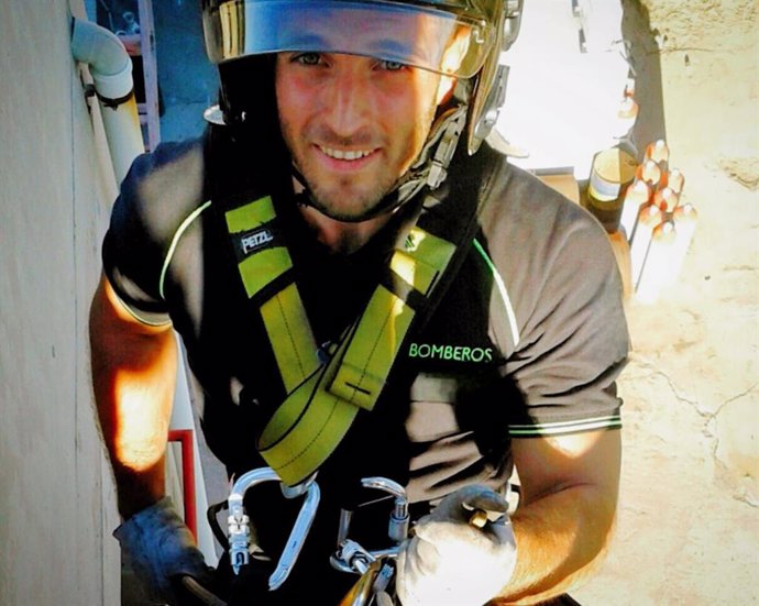 Ian Garzón, bombero y psicólogo