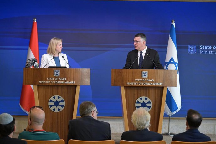 O ministro das Relações Exteriores de Israel, Gideon Saar, recebe sua colega austríaca Beate Meinl-Reisinger