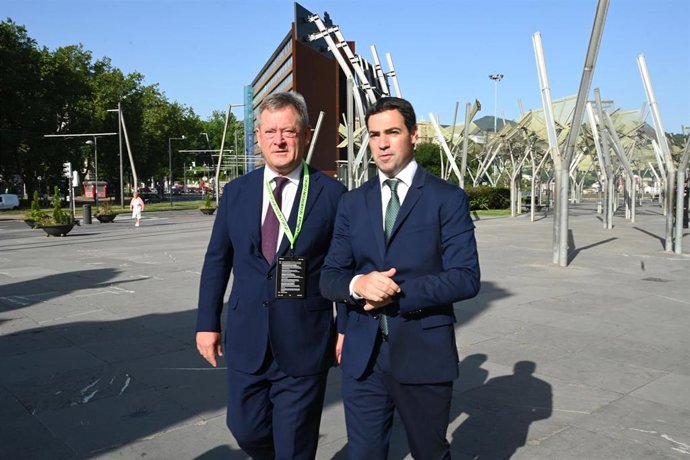 El consejero de Seguridad, Bingen Zupiria, y el Lehendakari, Imanol Pradales, a su llegada al 'Basque Segurtasun Foroa'.