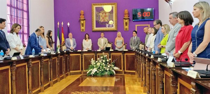 Minuto de silencio del pleno del Ayuntamiento de Jaén por el hombre fallecido, víctima de la agresión.