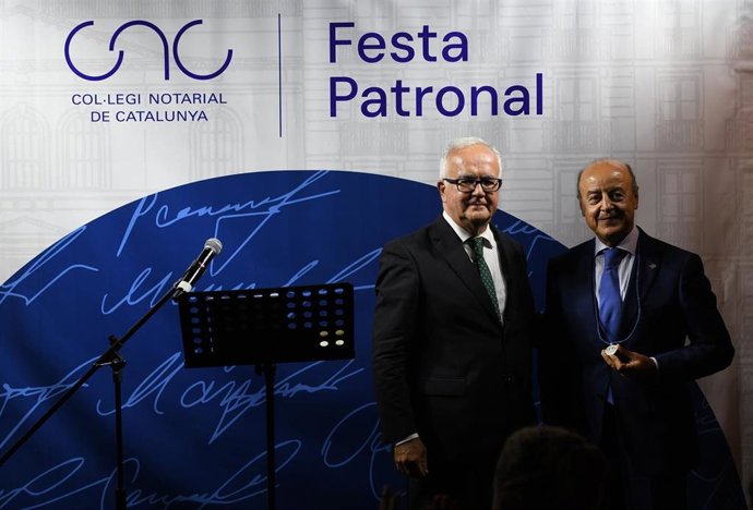 El decano del Colegio Notarial de Catalunya, José Alberto Marín, y Jesús Marría Barrientos, Medalla de Honor