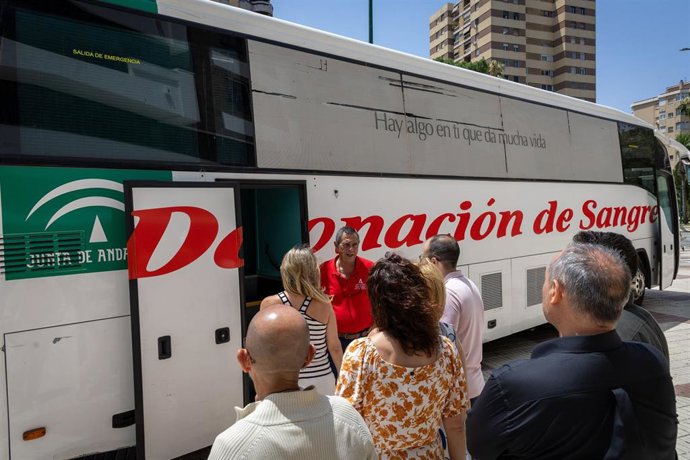 Trabajadores de Unicaja en Málaga muestran su lado más solidario y participan en una campaña de donación de sangre.