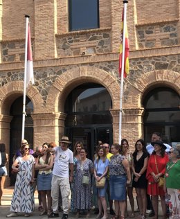 Parte del alumnado de la Escuela Oficial de Idiomas 'Raimundo de Toledo' ha protestado este lunes, algunos de ellos pertrechados de tijeras, para denunciar los recortes que el Ejecutivo de Castilla-La Mancha va a acometer el próximo curso.