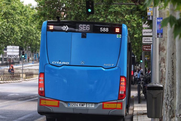 Autobús de sustitución en la estación de Méndez Álvaro en las obras de la línea 6 de Metro de Madrid, a 3 de junio de 2025, en Madrid (España). 