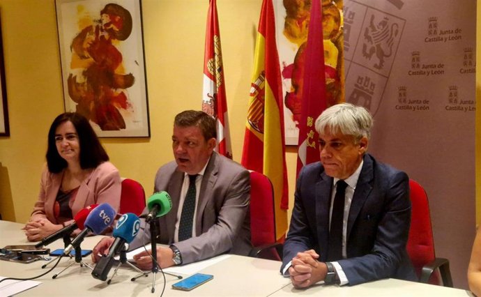 El consejero de la Presidencia, Luis Miguel González Gago (centro), presenta en León el sistema de autoevaluación de calidad.