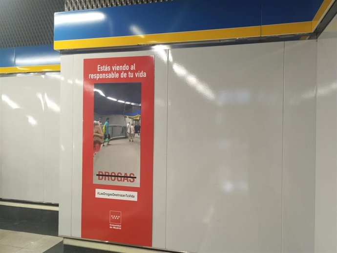 Un cartel-espejo en la estación de Metro de Moncloa para concienciar sobre los efectos nocivos de las drogas