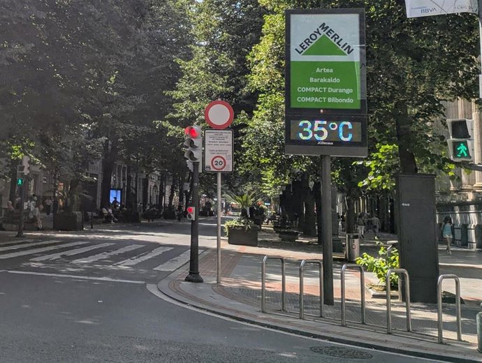 Termómetro marca 35 grados en la Gran Vía de Bilbao.