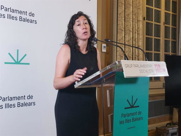 La diputada del PSIB-PSOE Amanda Fernández en rueda de prensa
