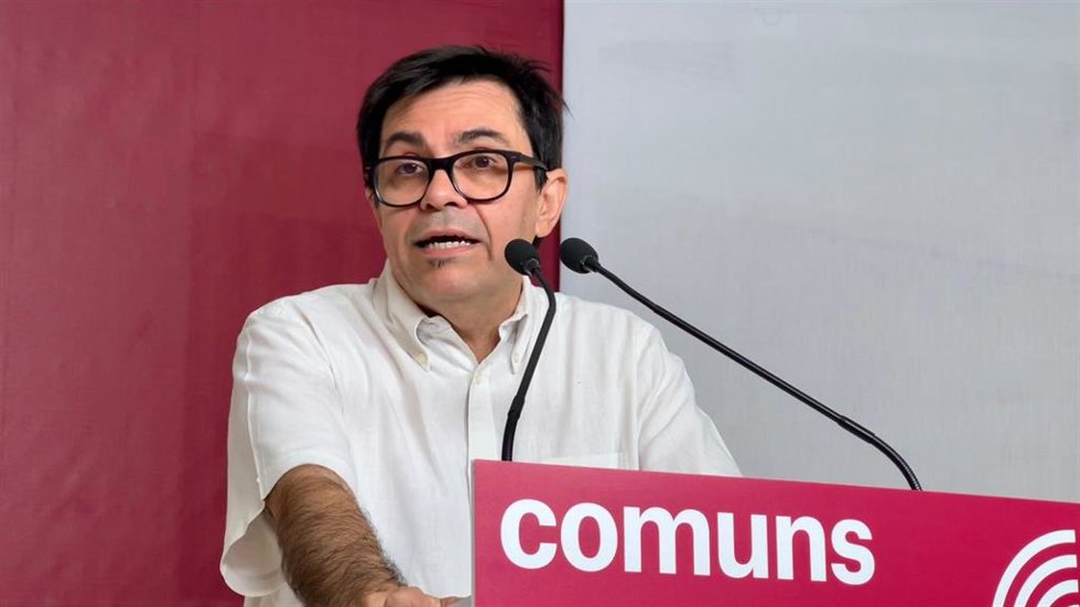 El portavoz de los Comuns y secretario primero de la Mesa del Congreso, Gerardo Pisarello, en una rueda de prensa desde la sede del partido