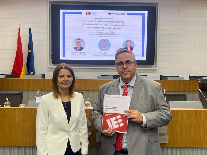 El director general Instituto de Estudios Económicos, Gregorio Izquierdo, y la economista de Tax Foundation, Cristina Enache, presentan el informe 'Competitividad fiscal empresarial 2025'.