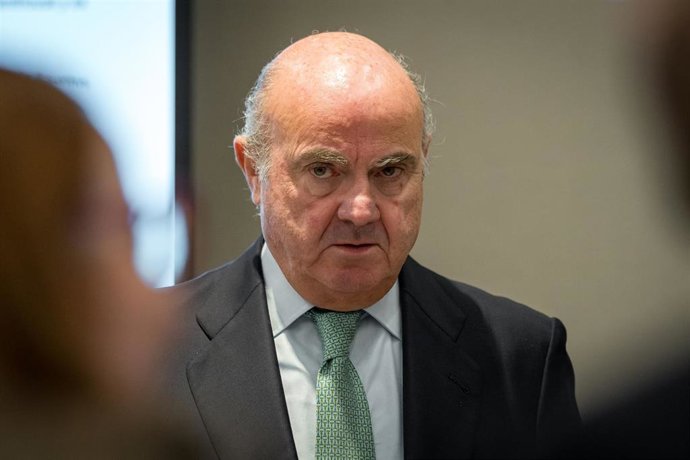 Archivo - El vicepresidente del Banco Central Europeo, Luis De Guindos, durante el I Evento anual del observatorio económico de El Confidencial y Mapfre Economics, en el Auditorio Beatriz, a 22 de noviembre de 2024, en Madrid (España). Los expertos en mat