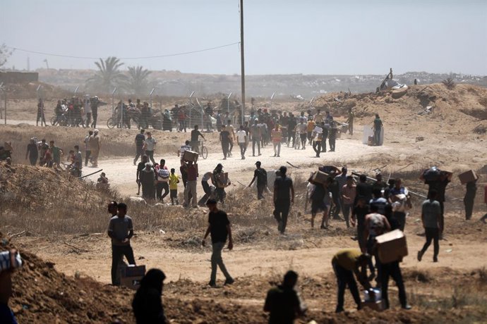 Archivo - Arquivo - Palestinos durante uma entrega de ajuda da Humanitarian Foundation for Gaza, apoiada por Israel e pelos EUA, na Faixa de Gaza (arquivo).