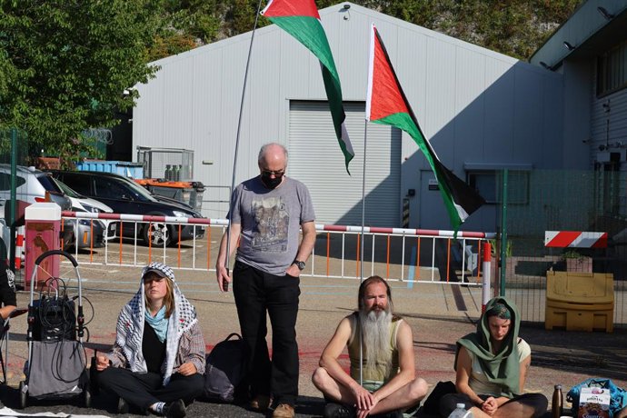 17 de junho de 2025, Brighton, Reino Unido: Brighton, Reino Unido. 17 de junho de 2025. Ativistas se reúnem do lado de fora das instalações da fábrica de armas Brighton L3 Harris, que produz peças para jatos de combate usados pelo exército israelense. Os 