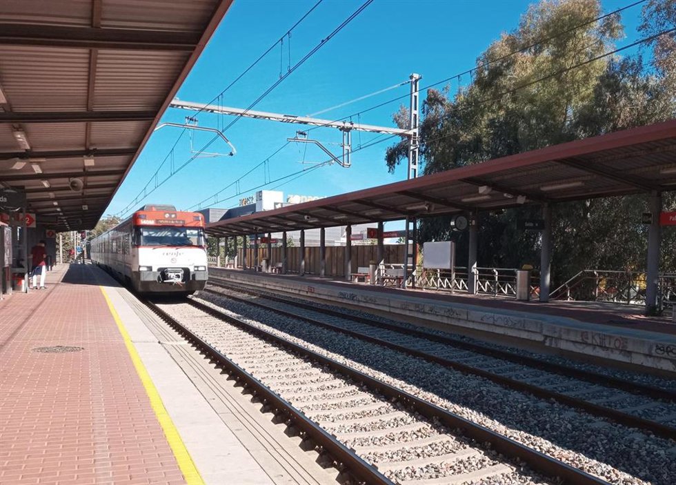 Archivo - Sevilla.-Renfe programa dos trenes especiales de Cercanías para el concierto de Aitana en el estadio de La Cartuja