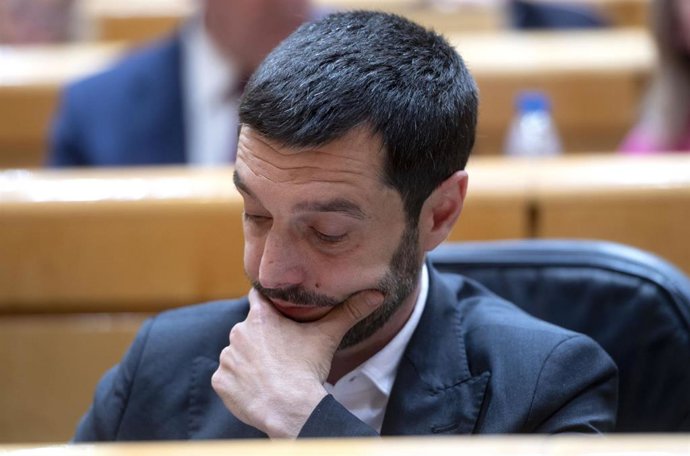 Archivo - El ministro de Derechos Sociales, Consumo y Agenda 2030, Pablo Bustinduy, durante una sesión de control al Gobierno en el Senado, a 27 de mayo de 2025, en Madrid (España). 