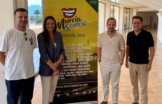 La consejera Carmen Conesa y el director del ICA, Manuel Cebrián, junto al director del festival 'Murcia Sonríe', Abilio Gilar, y el cómico Ángel Martín
