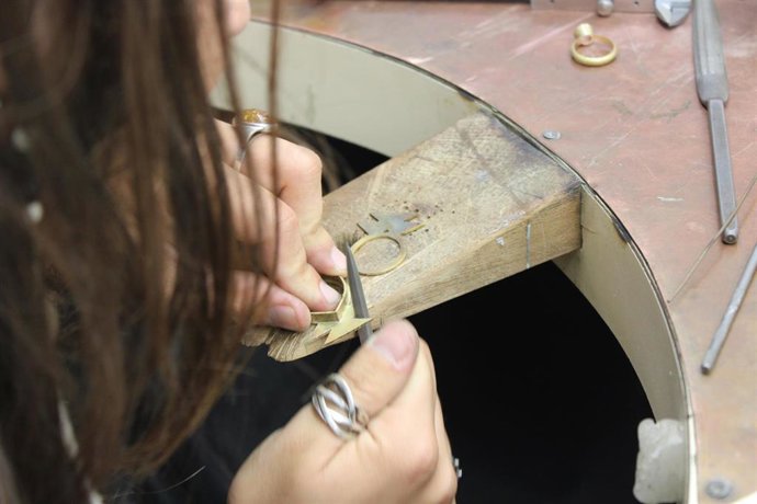 Imagen del taller de joyería del Centro de Oficios y Artes Plásticas de León.