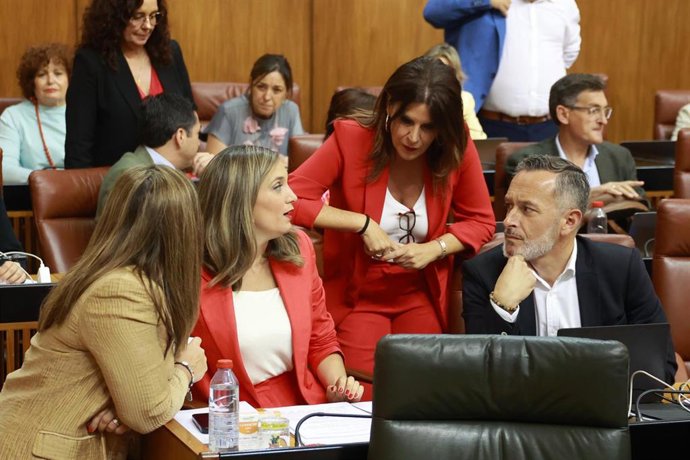 La portavoz del Grupo Socialista, María Márquez, y los portavoces adjuntos, Ángeles Férriz y Rafael Recio, en el Pleno del Parlamento andaluz. (Foto de archivo).