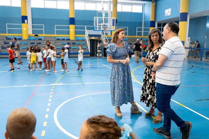 La alcaldesa de Zaragoza, Natalia Chueca, y la consejera municipal de Políticas Sociales, Marian Orós, visita el CDM Torrero, una de las sedes en la que este verano se están desarrollado las colonias municipales Zaragalla.