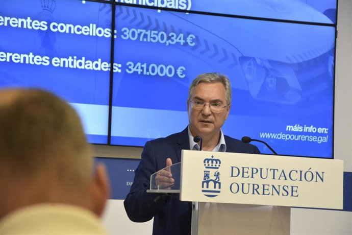 El presidente de la Diputación de Ourense, Luis Menor, en rueda de prensa