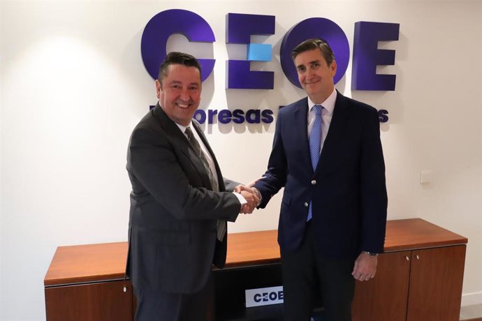 De izda a dcha: Miguel Ángel Martínez, presidente de la Unión de Estanqueros y, Javier Calderón, director del Departamento de Empresas y Organizaciones de CEOE