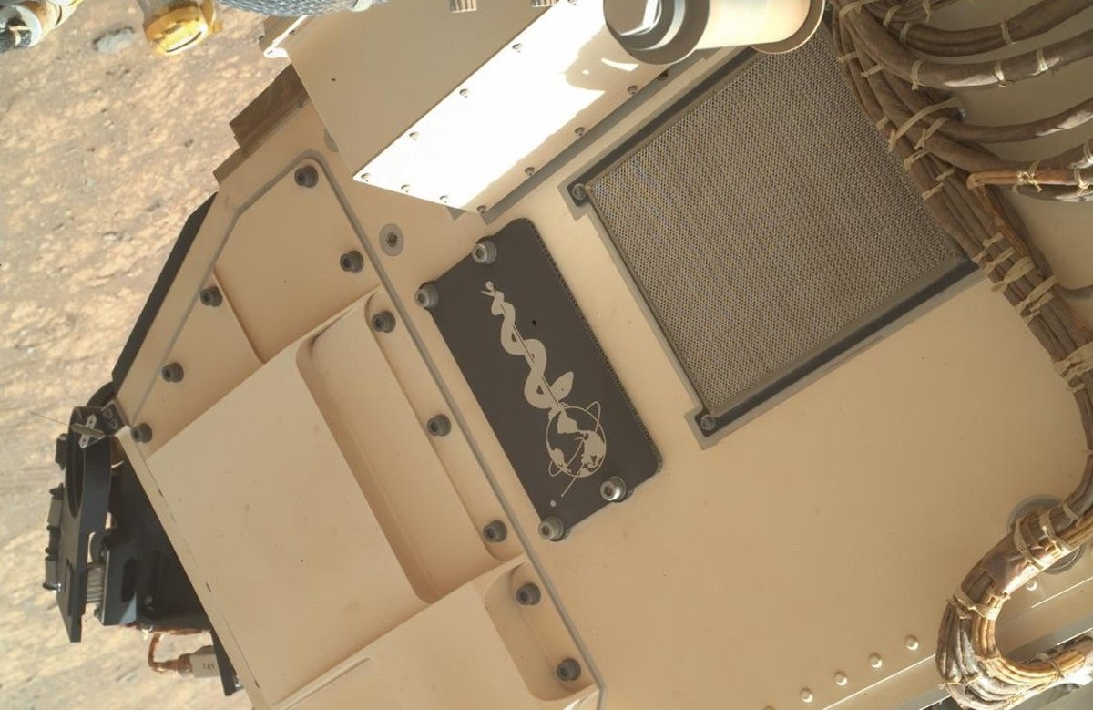 ¿Qué significa la placa con una serpiente del rover Perseverance?