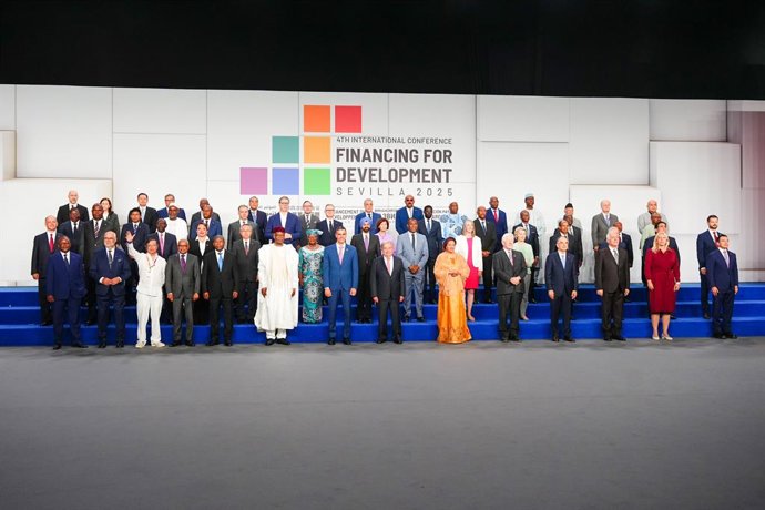 El presidente del gobierno, Pedro Sánchez y el presidente de la ONU, António Guterres presiden la foto de familia. A 30 de junio de 2025 en Sevilla, Andalucía (España). En el Palacio de Congresos y Exposiciones de Sevilla (FIBES) ha tenido lugar la foto o