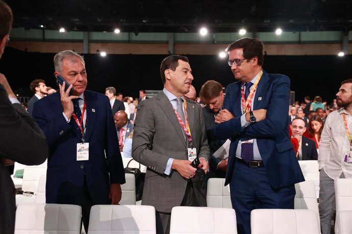 Juanma Moreno (c.), junto a Oscar López (d.) y José Luis Sanz (i.), este lunes, en la inauguración de la IV Conferencia Internacional sobre Financiación para el Desarrollo de la ONU que se celebra en Sevilla desde hoy y hasta el 3 de julio