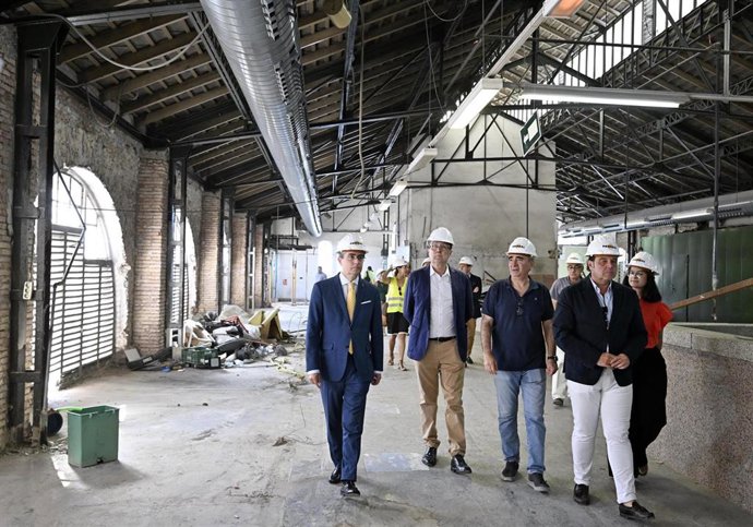 El alcalde de Murcia, José Ballesta, junto al concejal de Turismo, Comercio y Consumo, Jesús Pacheco, supervisa el avance de las obras de rehabilitación del Mercado de Verónicas