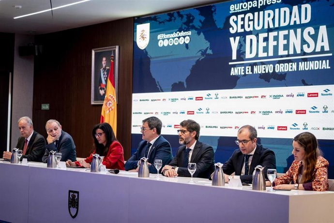 El director de estrategia del Grupo Oesía, Salvador Álvarez Pascual, el CEO de GMV, Jesús Serrano, la directora de Sistemas de Navantia, Cristina Abad, el  adjunto al director de Estrategia e Innovación de la Industria de Defensa, Héctor Casado,el  CTO de