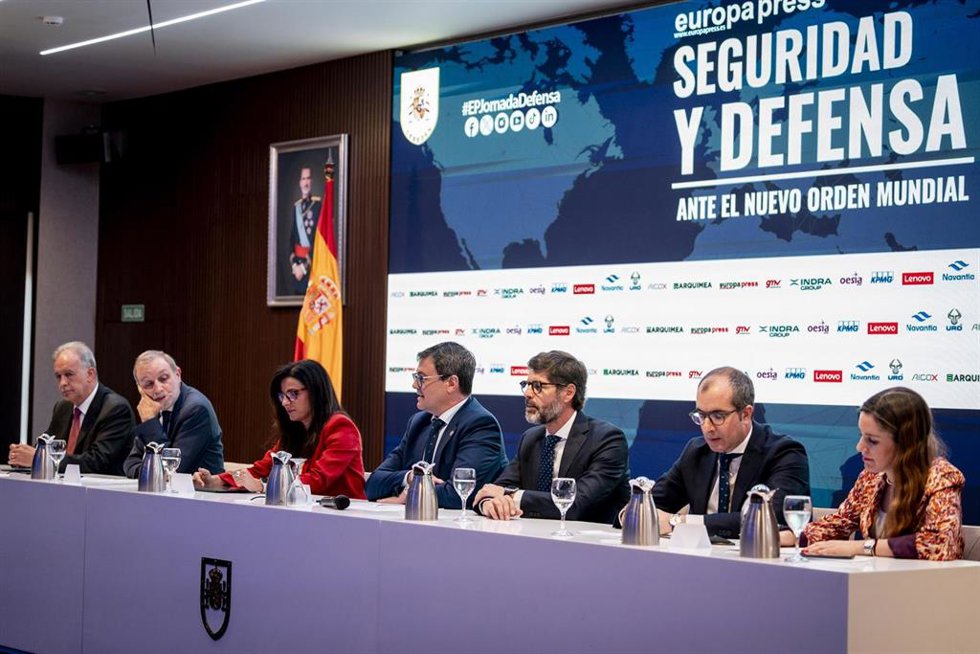 El director de estrategia del Grupo Oesía, Salvador Álvarez Pascual, el CEO de GMV, Jesús Serrano, la directora de Sistemas de Navantia, Cristina Abad, el adjunto al director de Estrategia e Innovación de la Industria de Defensa, Héctor Casado,el CTO