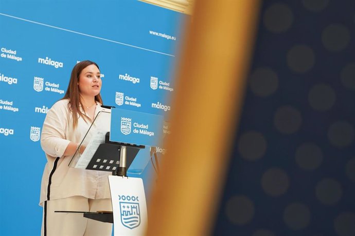 La concejala delegada de Juventud de Málaga, Mercedes Martín, presenta la programación cultural de verano en el auditorio Eduardo Ocón.