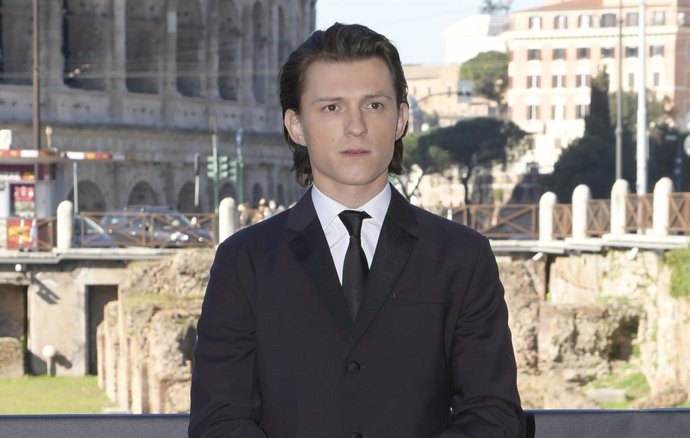 Tom Holland lucha con estos dos actores por ser el nuevo James Bond de Villeneuve