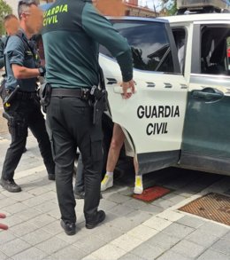 La Guardia Civil detiene a dos personas por hurto de ropa en un centro comercial de Arroyo de la Encomienda (Valladolid).