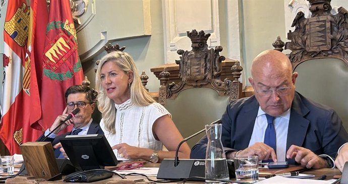 La portavoz de Vox en el Ayuntamiento de Valladolid y teniente de alcalde, Irene Carvajal, interviene en presencia del alcalde, el 'popular' Jesús Julio Carnero.