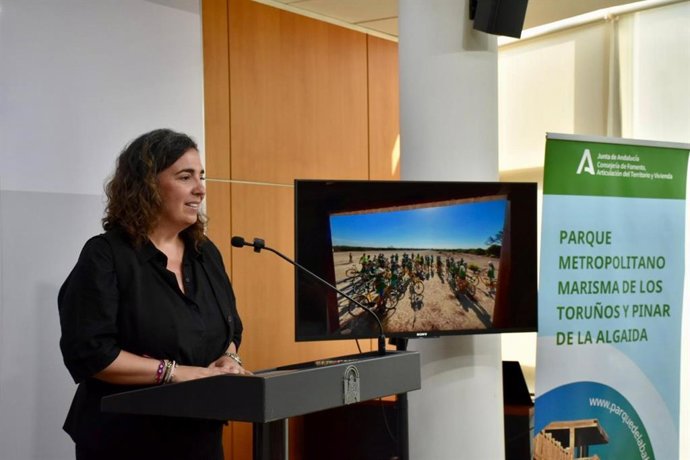 La delegada de Fomento, Carmen Sánchez, presentando la oferta de verano de Los Toruños.