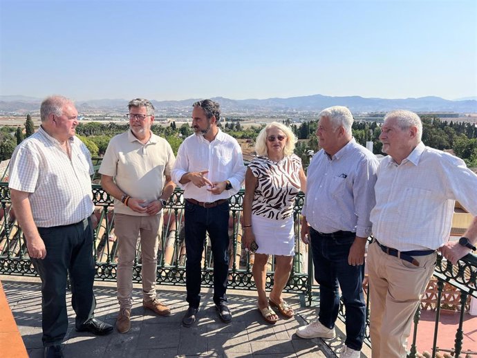 El portavoz municipal del PSOE, Daniel Pérez, en  rueda de prensa acompañado por los concejales socialistas Salvador Trujillo y Jorge Quero, además de vecinos 