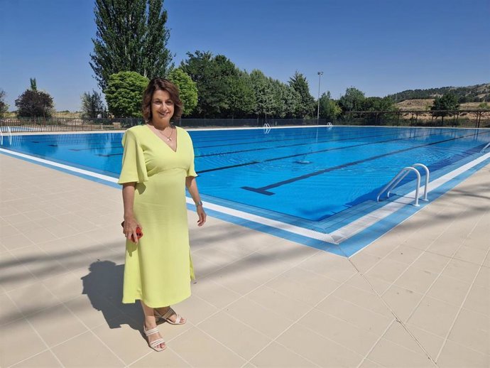 La alcaldesa de Teruel, Emma Buj, en la piscina de Los Planos.