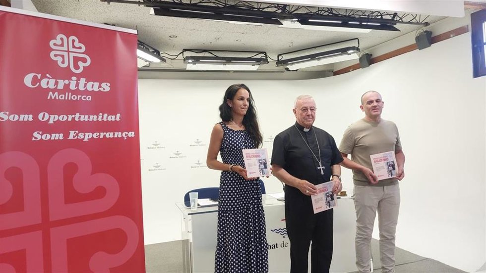 De izquierda a derecha, la directora de Cáritas Mallorca, Esther Romero, el obispo de Mallorca, Sebasti Taltavull, y el administrador general de Cáritas Mallorca, Joan Bassa.