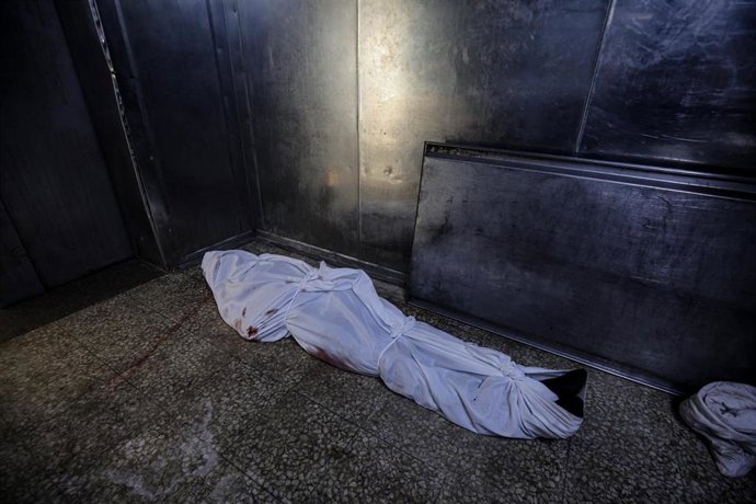 El cadáver de un palestino muerto por los ataques del Ejército de Israel contra la Franja de Gaza en el interior del Hospital Al Shifa (archivo)