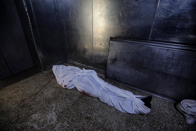 24 de junho de 2025, Territórios Palestinos, Gaza: Corpos de palestinos que perderam a vida são levados por seus parentes do Hospital al-Shifa na Cidade de Gaza para a cerimônia fúnebre e seus parentes estão de luto após os ataques israelenses. Foto: Omar